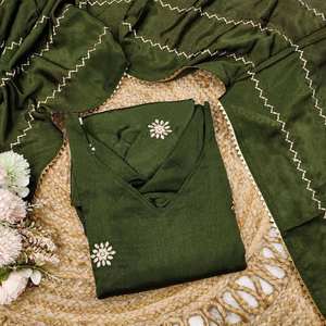 Magnifique tenue indienne moderne dans un ton foncé, Kurti de style Anarkali à séchage rapide pour les fêtes, avec dupatta assorti - Product Image 4