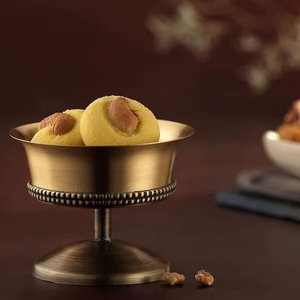 Bol à dattes en métal de style antique pour les maisons traditionnelles, ajoutant un charme authentique du Moyen-Orient à toute présentation de cuisine - Product Image 1