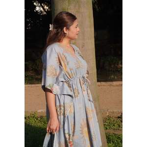 Kaftan élégant gris ciel à motif floral, style gothique décontracté pour femmes, translucide, longueur genou, pour les invités de mariage, journée - Product Image 1