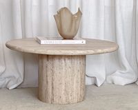 Table basse en marbre travertin classique, design intemporel en pierre, convient aux intérieurs modernes et traditionnels