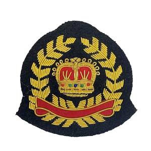 Écusson brodé Zari, emblème de couronne dorée, à coudre - Product Image 1