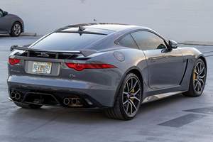 Jaguar F-Type SVR Coupé 2017 d'occasion en excellent état, moteur V8 suralimenté, transmission intégrale, puissance vérifiée sur dynamomètre : 676 ch - Product Image 3