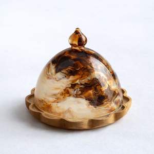 Grand plat à beurre en résine aspect marbre, cloche à fromage avec base ronde en bois, couvercle alimentaire pour servir gâteaux, pain, pâtisserie - Product Image 2