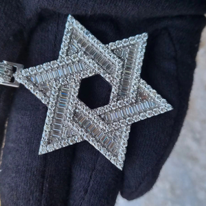 Colgante de plata de ley con forma de estrella y moissanita chapada en oro, piedra principal de diamante para compromiso o fiesta - Product Image 1