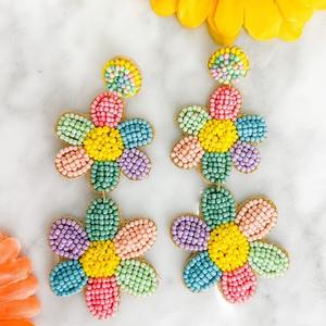 Pendientes de hoja de cuentas de cristal bordadas Mardi Gras - Product Image 2