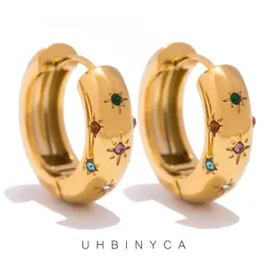 ต่างหูห่วงรูปดาวคลาสสิกชุบทอง 18K ประดับเพชรซิร์คอนแบบฝังขอบ - Product Image 1