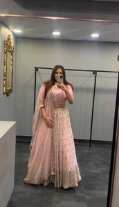 Ropa de fiesta rosa claro Faux Georgette bordado y trabajo de secuencia Lehenga y Choli con borde de encaje de cuatro lados pesado Dupatta - Product Image 2