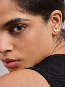 Pendientes de Mariposa en Oro Amarillo con Moissanita, Engaste Pavé, Corte Brillante Redondo, Lujo para Mujer, Uso Diario - Product Image 3