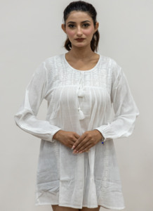 Gilr's Fashion Forever Robe en viscose brodée blanche pour un style d'été sans effort avec robe tunique mi-longue à manches longues et col rond - Product Image 2