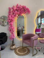 Fauteuil de salon DECORS ALL modèle 9871 en velours rose avec structure dorée, design contemporain pour poste de barbier