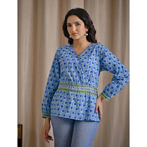 เสื้อครอปสีฟ้าอ่อนผ้าฝ้ายพิมพ์ลายบล็อกด้วยมือ ปักลายดอกไม้ คอเสื้อไม่สมมาตร แต่งลูกไม้ ไซส์ XL สำหรับชุดทำงานผู้หญิง - Product Image 5