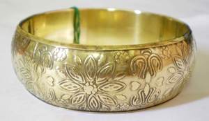 กำไลทองแดงชุบทองหรูหรา พร้อมลวดลายดอกไม้แมนดาลาแบบนูน ดีไซน์สง่างาม ทำด้วยมือ สไตล์โบราณ กำไลทองเหลืองสำหรับงานโลหะ - Product Image 3