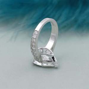 แหวนเพชรทรงลูกแพร์ ผลิตในห้องปฏิบัติการ รับรองโดย IGI พร้อมวงแหวนแบบ Pave Band - Product Image 5
