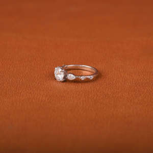 Anillo de Compromiso Vintage con Diamante Cultivado en Laboratorio de Corte Redondo en Oro Sólido de 18 Quilates, Elegante y Clásico, Anillo de Regalo para Mujer - Product Image 2