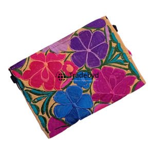 Pochette brodée ethnique avec patchwork vibrant pour sac à main femme et fête par Tradebyd - Product Image 2