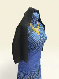 Conjunto de Vestido Swiss Dirac Negro con Estampado Geométrico Azul Rey, Chal Negro y Garbasaar Bordado Azul Rey - Product Image 2