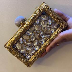 Monederos de resina de noche hechos a medida con adornos de piedras y cuentas ideales para tiendas de accesorios de moda para reventa - Product Image 3