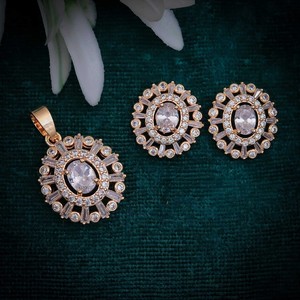 ชุดจี้ทรงกลมโบราณสำหรับผู้หญิง ชุบทอง คุณภาพสูง โลหะผสมประดับเพชรซิคอน (AD) ระยิบระยับ ดีไซน์ทันสมัย เครื่องประดับแฟชั่น - Product Image 1