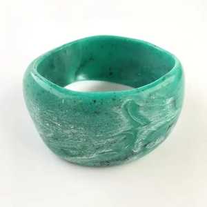 Brazalete de resina brillante, accesorio de moda con acabado brillante, brazalete redondo de resina epoxi, diseño ligero y duradero - Product Image 6