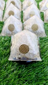 Pyramide d'orgonite en sélénite, générateur d'énergie, triangle, pyramide d'orgonite en sélénite pour la méditation, le yoga, l'énergie positive, cristal - Product Image 2