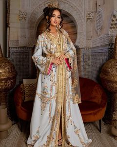 Zardozi เย็บปักถักร้อยด้วยมือของนักออกแบบที่สง่างามใหม่สีฟ้า caftan กับเส้นทางบน crape Silk Fabric สำหรับงานแต่งงาน = 2025 - Product Image 1