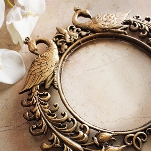 Cadre photo élégant en métal au design paon Pièce décorative royale finie en or Parfait pour la décoration intérieure, le bureau ou les cadeaux - Product Image 3