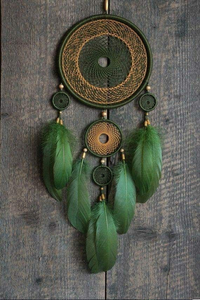 Atrapasueños de plumas de color granate púrpura oscuro con intrincado diseño web decoración espiritual de la pared del dormitorio disponible, a precios al por mayor. - Product Image 2