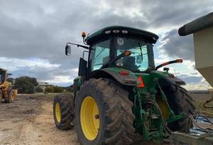 Tractores agrícolas John Deere 7230R usados del año 2011 en venta - Product Image 5