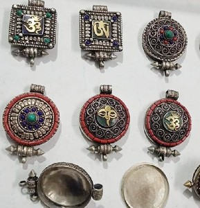 Colgantes antiguos tibetanos Ghau - Product Image 2