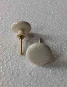 Elegante pomo de resina con detalles de latón para puertas de armarios, cajones de tocador, armarios de cocina y tiradores de muebles de armario - Product Image 2