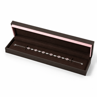 Boîte de présentation carrée personnalisée en cuir PU marron avec doublure en velours rose pour emballage de colliers – Vente en gros