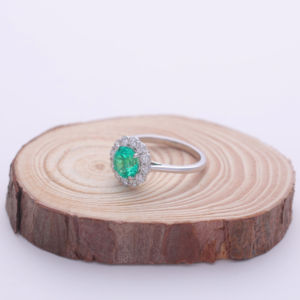 Bague de fiançailles pour femme en or blanc, jaune ou rose 14 carats avec pierre précieuse ronde verte de 1,40 ct cultivée en laboratoire et halo de pierres d'appoint rondes de 0,52 ct - Product Image 3