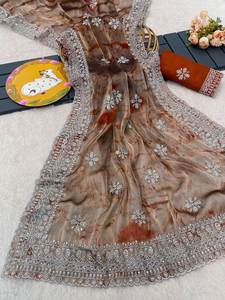 Saree de seda de diseñador con Bordado de hilo impresionante y lentejuelas Trabajo Estilo pakistaní Ropa de boda y fiesta - Product Image 3