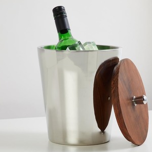 Seau à glace en métal avec couvercle en bois idéal pour les cocktails au vin, au champagne et les bars à domicile. - Product Image 1