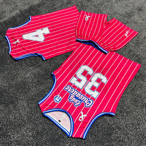 Maillot et short de basket-ball respirants personnalisés et colorés Ensemble de vêtements de sport personnalisés avec logo imprimé par sublimation - Product Image 4