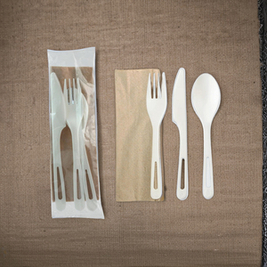 Nouvel ensemble de couverts jetables biodégradables personnalisés avec logo imprimé pour les compagnies aériennes, les hôtels, les restaurants - Comprend une fourchette, une cuillère, une serviette, sans BPA - Product Image 3