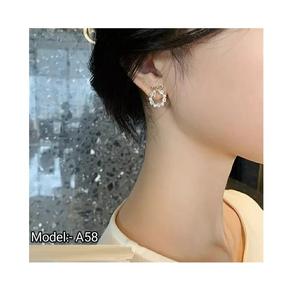 Boucles d'oreilles élégantes en perles de cristal pour femmes avec de fausses perles d'eau douce et des accents de cristal étincelants - Product Image 1