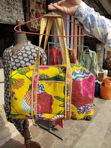 Sac de voyage en coton indien fait main, matelassé, floral jaune, luxueux, décontracté, grande capacité, durable, fermeture éclair haute - Product Image 3