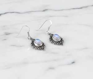 Boucles d'oreilles clous en pierre de lune arc-en-ciel ornée, plaquées or, argent sterling, pendentif en grappe, style vintage mignon, pierre de naissance de juin - Product Image 3