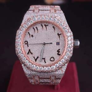 Montre en alliage de quartz avec cadran en verre et design de buste complet, avec diamant en moissanite or rose VVS1, charme inclus - Product Image 1