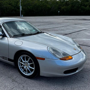 Porsche Boxster 1998 Usado, Sin Reserva, Transmisión Manual de 5 Velocidades, Techo Rígido de Fábrica, Color Plata Ártico Metalizado - Product Image 1