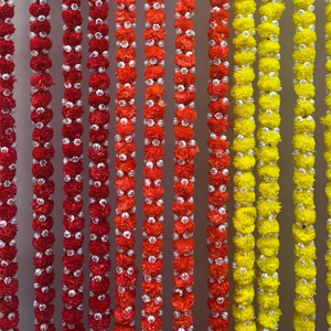 Ensemble Haldi Marigold coloré avec fleur de lys pour la décoration guirlandes et couronnes de mariage pour Pooja Mehndi but décoratif - Product Image 1