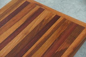 Tabla de cortar artesanal de maderas mixtas, tabla de cocina sólida de madera multicolor para cortar, rebanar, servir y una presentación elegante en la mesa. - Product Image 2