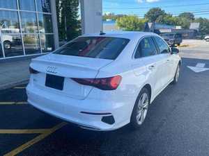 รถสีขาวมือสอง ปี 2023 รุ่น A3 40 TFSI Premium ขับเคลื่อนล้อหน้า พวงมาลัยซ้าย ล้อแม็กซ์โครเมียม R17 เบาะหนัง ระบบนำทาง สตาร์ทเครื่องยนต์จากระยะไกล หลังคาซันรูฟ - Product Image 3