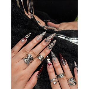 Crimson Rebellion Press-On Nail Art: Design elegante e audace per l'arricchimento delle unghie - Product Image 4