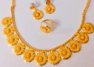 Parure de bijoux vintage en cuivre plaqué or 24 carats : collier, boucles d'oreilles, bracelets, peignes, broches - Product Image 4