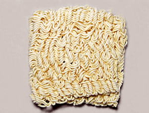 บะหมี่กึ่งสำเร็จรูปพร้อมรับประทาน รสเผ็ดกรอบอร่อย - Product Image 6