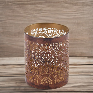 Bougeoir élégant en métal pour la décoration intérieure Bougeoir élégant et fonctionnel pour l'éclairage ambiant et l'atmosphère confortable - Product Image 1