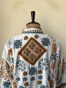 Chaqueta Suzani, Abrigo Boho de Invierno, Chaqueta con Arte Floral Blanco, Abrigo Bordado Moderno, Regalo Festivo de Navidad, Ropa Exterior Informal para Combinar - Product Image 5