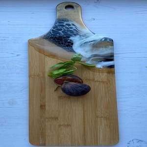 Hermosa tabla de cortar de resina hecha a mano con arte de resina de dos tonos adecuada para eventos de servicio de alimentos y creatividad culinaria - Product Image 6